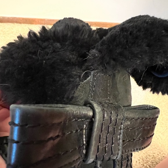 Black Uggs with leather bow - Picture 5 of 8